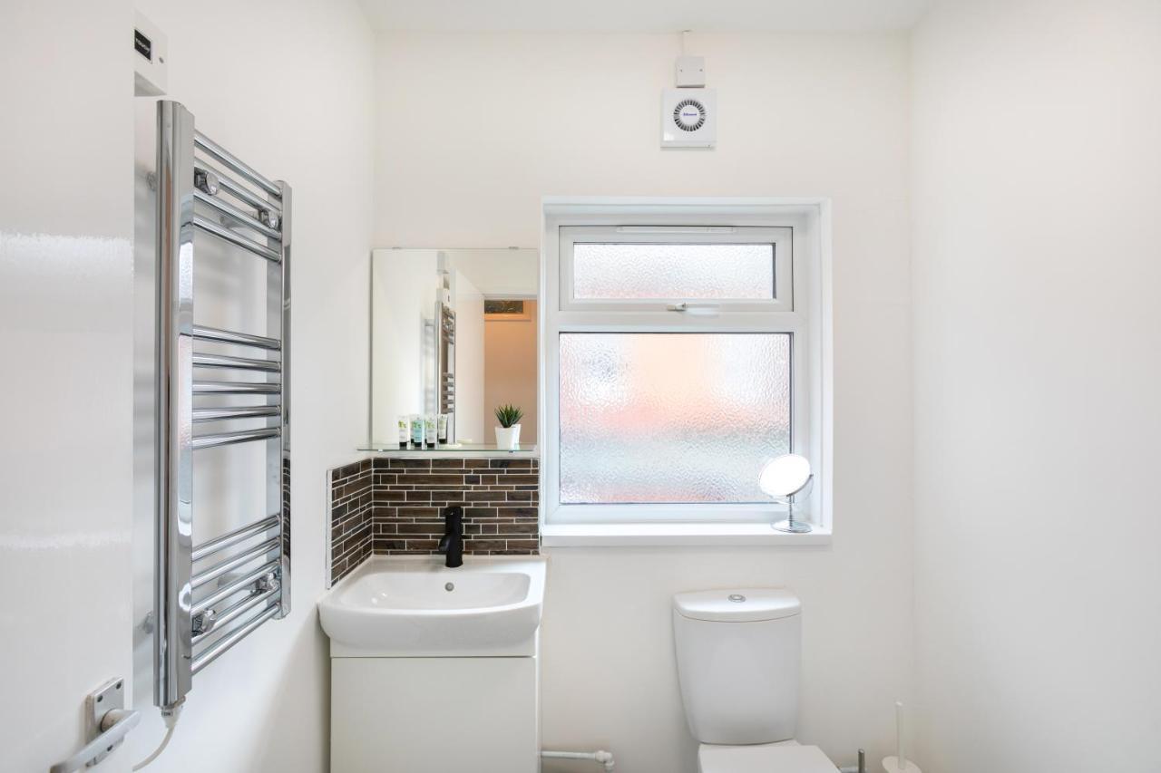 Modern 1-Bedroom Apartment, Beach 5-Min Walk, Free Parking Уэймут Экстерьер фото