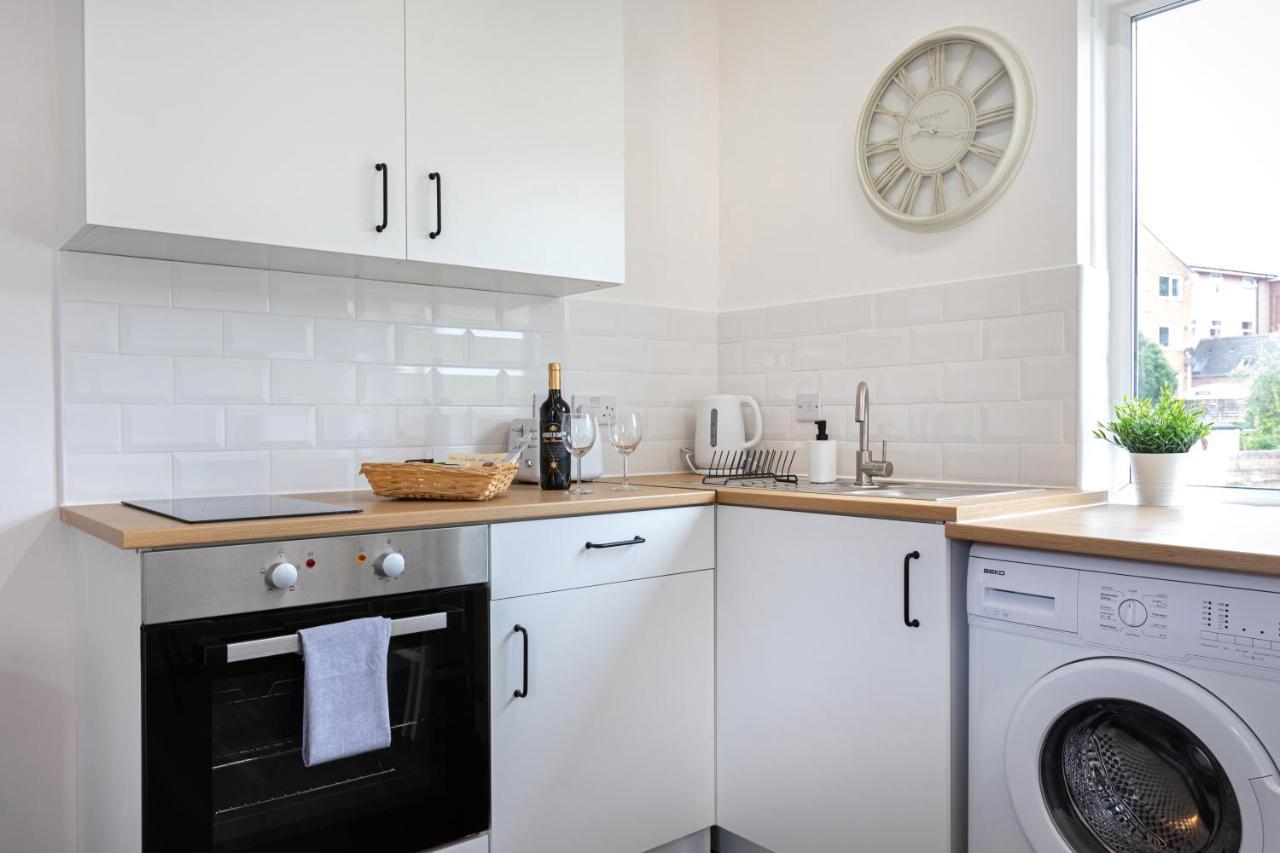 Modern 1-Bedroom Apartment, Beach 5-Min Walk, Free Parking Уэймут Экстерьер фото