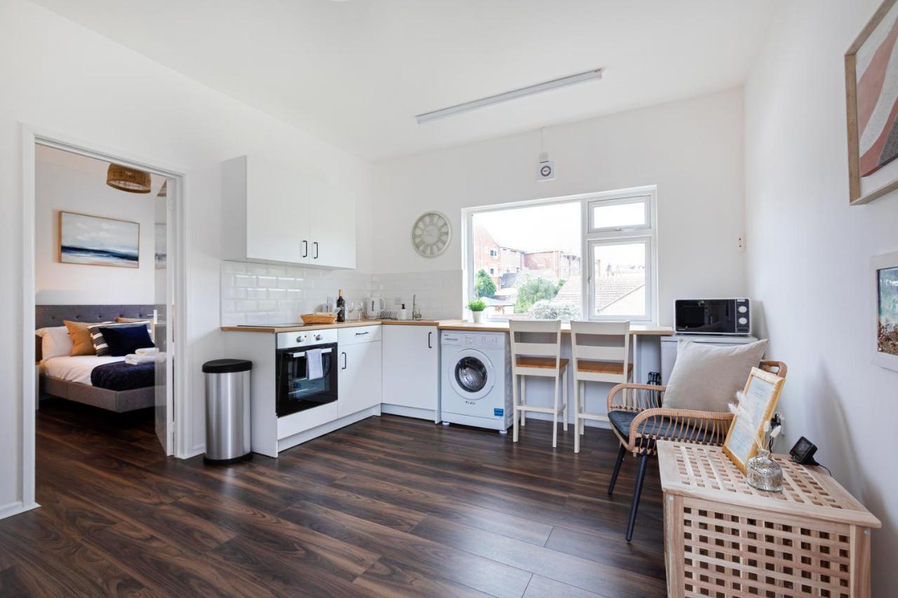 Modern 1-Bedroom Apartment, Beach 5-Min Walk, Free Parking Уэймут Экстерьер фото